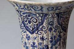 A PAIR OF DUTCH DELFT BLUE AND WHITE BEAKER VASES Circa 1760 - 698309