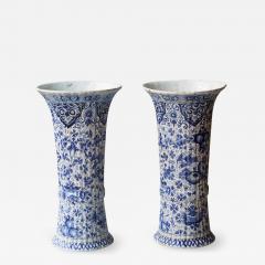 A PAIR OF DUTCH DELFT BLUE AND WHITE BEAKER VASES Circa 1760 - 698804