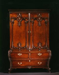 A RARE CARVED MAHOGANY BOMBE LINEN PRESS TO A DESIGN BY THOMAS CHIPPENDALE - 3476535