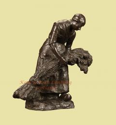 A beautiful bronze sculpture Of a woman binding corn - 3255233