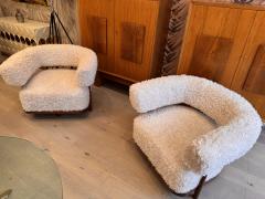 A fabulous pair of Italian curved walnut armchairs in lambswool fur - 4030653