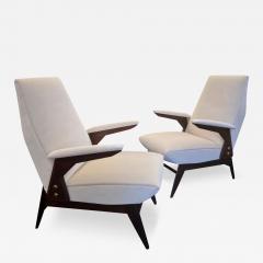 A fine Italian pair of walnut framed armchairs in cream velvet - 3547051