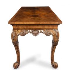 A finely carved walnut side table in the George II style - 3970638