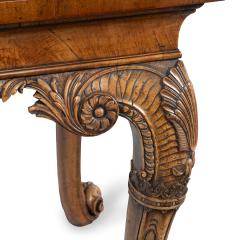 A finely carved walnut side table in the George II style - 3970642