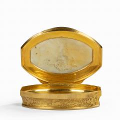 A gold and agate snuff box belonging to Anne first Duchess of Buccleuch - 2610808