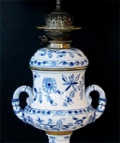 A good pair of Meissen Blue Onion pattern oil lamps now electrified - 1069249