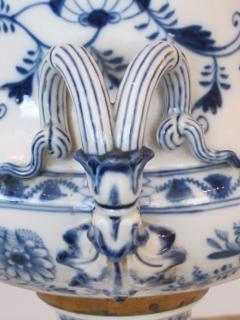 A good pair of Meissen Blue Onion pattern oil lamps now electrified - 1069250