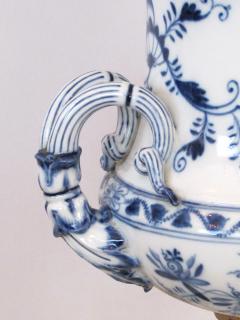A good pair of Meissen Blue Onion pattern oil lamps now electrified - 1069251