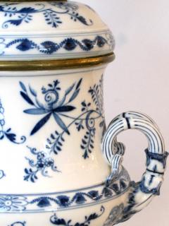 A good pair of Meissen Blue Onion pattern oil lamps now electrified - 1069256