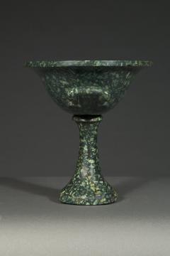 A large and rare green porphyry vase navette - 4536424