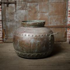 A large hand hammered round shaped brass urn - 2170065