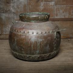 A large hand hammered round shaped brass urn - 2170069