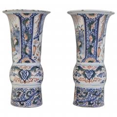 A pair of 17th century Dutch Delft vases - 4565736