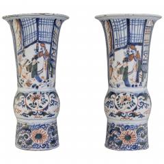 A pair of 17th century Dutch Delft vases - 4565737