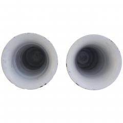 A pair of 17th century Dutch Delft vases - 4565738