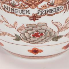 A pair of Chinese porcelain decorated jars with lids  - 2691789