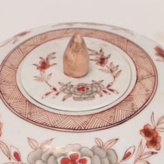 A pair of Chinese porcelain decorated jars with lids  - 2691790