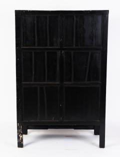 A red and black lacquered Chinese cabinet 19th C  - 2238428