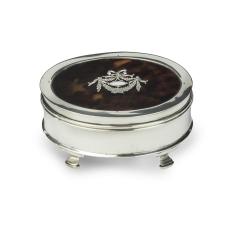 A small oval tortoiseshell piqu patch pot - 3416128