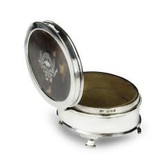 A small oval tortoiseshell piqu patch pot - 3416130