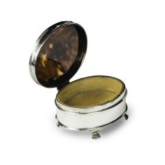 A small oval tortoiseshell piqu patch pot - 3416131