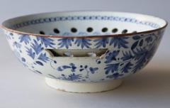 AN 18TH CENTURY DELFTWARE COLANDER - 4598550