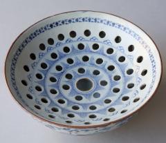 AN 18TH CENTURY DELFTWARE COLANDER - 4598554