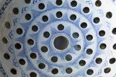 AN 18TH CENTURY DELFTWARE COLANDER - 4598555