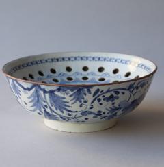 AN 18TH CENTURY DELFTWARE COLANDER - 4598556