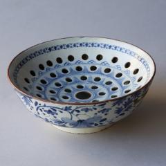 AN 18TH CENTURY DELFTWARE COLANDER - 4603340