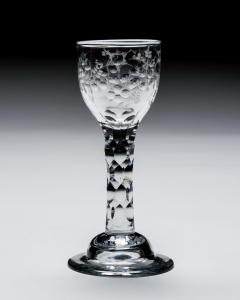 AN ELEGANT ENGRAVED FACET STEM WINE GLASS - 4752653