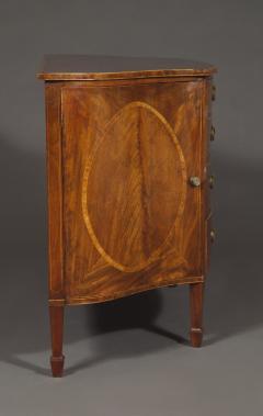AN ELEGANT GEORGE III MAHOGANY AND BOXWOOD INLAID COMMODE OF RARE FORM - 3506926