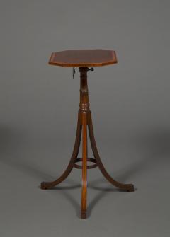 AN EXCEPTIONALLY WELL DRAWN AND FINE PAIR OF OCCASIONAL TABLES - 3526034