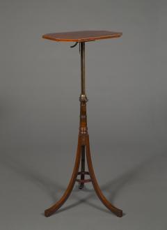AN EXCEPTIONALLY WELL DRAWN AND FINE PAIR OF OCCASIONAL TABLES - 3526076