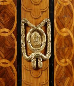 AN EXQUISITE TRANSITIONAL PERIOD TWO DOOR COLLECTION CABINET - 3632160