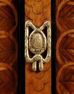 AN EXQUISITE TRANSITIONAL PERIOD TWO DOOR COLLECTION CABINET - 3632175