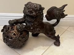ANTIQUE PATINATED IRON FOO DOG WITH GILT BALL WITH FLOWERS SCULPTURE - 3598111