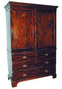 An 18th Century French Louis XV Serpentine Front Three Drawer Walnut Commode - 3268199