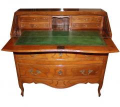 An 18th Century French Louis XV Walnut Bureau - 3657035