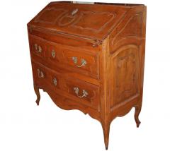 An 18th Century French Louis XV Walnut Bureau - 3657036