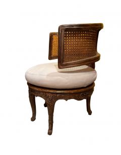 An 19th Century Oval Handcarved Walnut and cane corner chair - 3726180