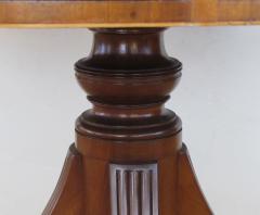 An English regency mahogany center table with embossed leather top - 1047576