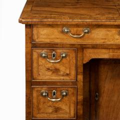 An early George III walnut kneehole desk - 2329019