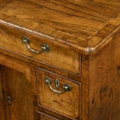 An early George III walnut kneehole desk - 2329020