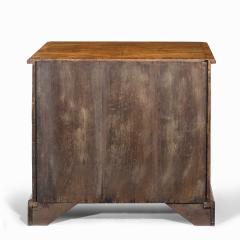 An early George III walnut kneehole desk - 2329021