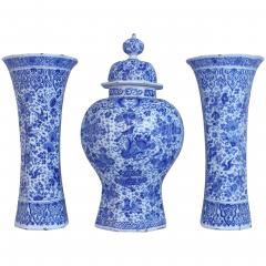 An important and large Dutch Delft garniture set of three vases - 4569156