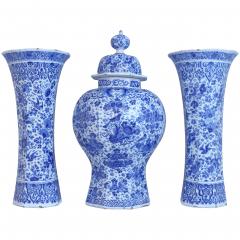 An important and large Dutch Delft garniture set of three vases - 4569157