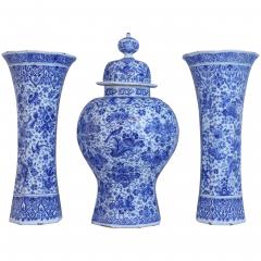 An important and large Dutch Delft garniture set of three vases - 4569159