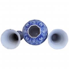 An important and large Dutch Delft garniture set of three vases - 4569161
