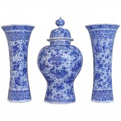 An important and large Dutch Delft garniture set of three vases - 4569163